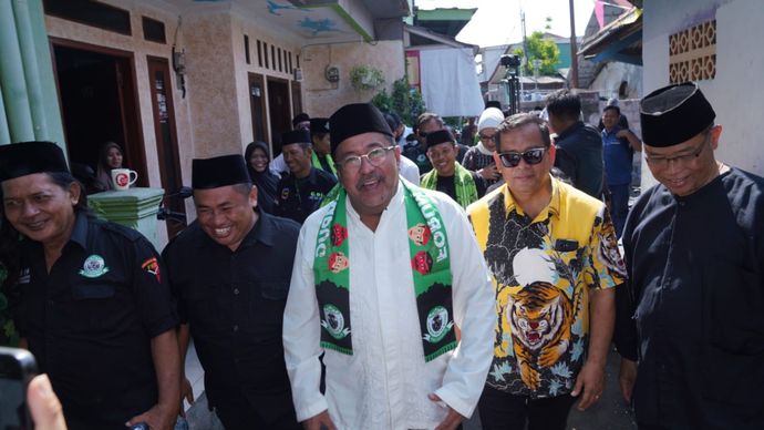 Bakal calon wakil gubernur (Cawagub) Jakarta Rano Karno bertemu dengan Ketua Umum Forum Betawi Rempug (FBR) Lutfi Hakim di Cakung, Jakarta Timur, Jumat (6/9/2024).