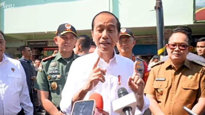 Presiden Joko Widodo memberikan keterangan pers usai mengunjungi Pasar Soponyono, Surabaya, Jawa Timur, seperti disaksikan melalui akun YouTube Sekretariat Presiden di Jakarta, Jumat (6/9/2024).