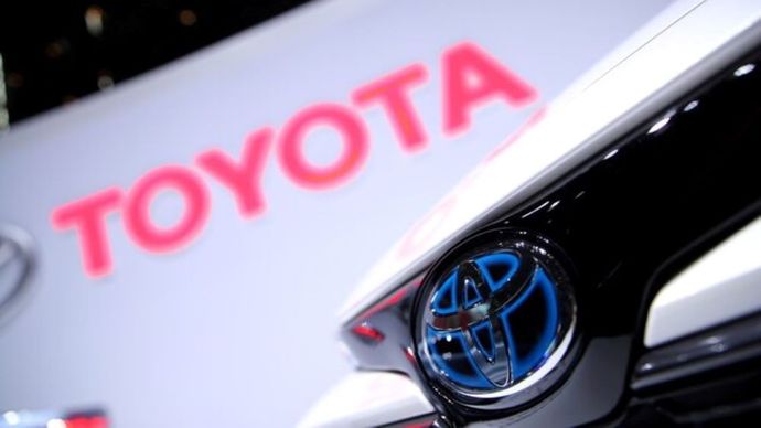 Logo Toyota terlihat pada model Corolla di Geneva International Motor Show ke-89 di Jenewa, Swiss, 5 Maret 2019. (Foto: Dok/Denis Balibouse/Reuters)