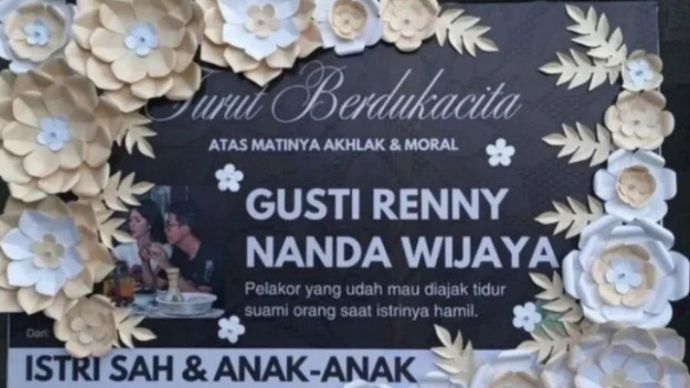 Seorang istri sah, Achaputri, mengirimkan karangan bunga kepada wanita yang diduga sebagai pelakor (perebut laki orang).