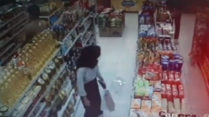 Seorang wanita terekam buang air kecil di lantai toko minimarket.