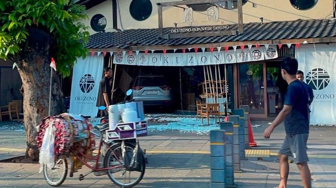 Mobil tabrak restoran di kawasan Senopati, Jakarta Selatan. (Instagram) 