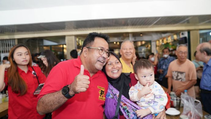 Rano Karno bersama warga Muara Karang.