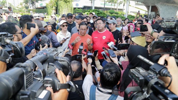 Pramono Anung-Rano Karno, mendatangi area hari bebas kendaraan atau car free day (CFD) di kawasan Bundaran HI, Jakarta Pusat, Minggu (8/9/2024) pagi.