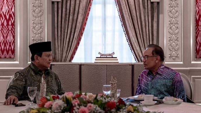 Prabowo dengan Anwar Ibrahim. 