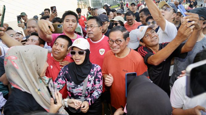 Pramono Anung-Rano Karno, mendatangi area hari bebas kendaraan atau car free day (CFD) di kawasan Bundaran HI, Jakarta Pusat, Minggu (8/9/2024) pagi.