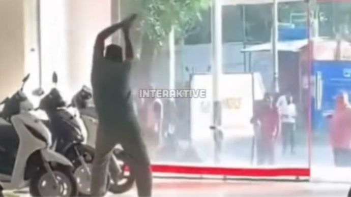 Seorang pria mengamuk dan merusak beberapa sepeda motor di showroom.