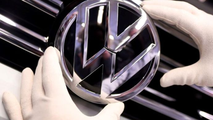 Logo Volkswagen terlihat di jalur produksi di pabrik Volkswagen di Wolfsburg, Jerman, 1 Maret 2019. (Foto: Dok/Fabian Bimmer/Reuters)