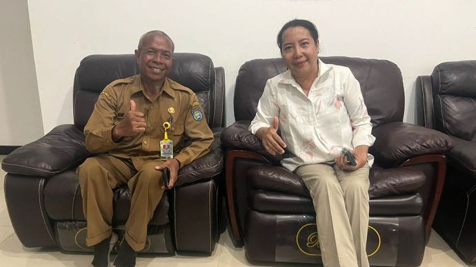 Penjabat Ketua TP PKK Papua Kerdina Ramses Limbong (kanan) berada di kediaman Penjabat Bupati Kepulauan Yapen Suzana Wanggai.