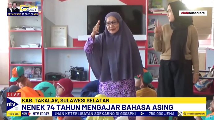 Seorang nenek berusia 74 tahun, Nuraeni, meluangkan waktu di masa tuanya untuk mengajar bahasa asing kepada puluhan anak-anak SD setiap harinya. 