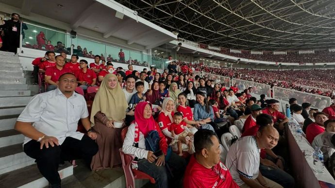 Azizah Salsha Nonton Laga Timnas Bersama Keluarga