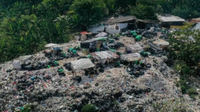 Sampah menggunung di Cinere Depok