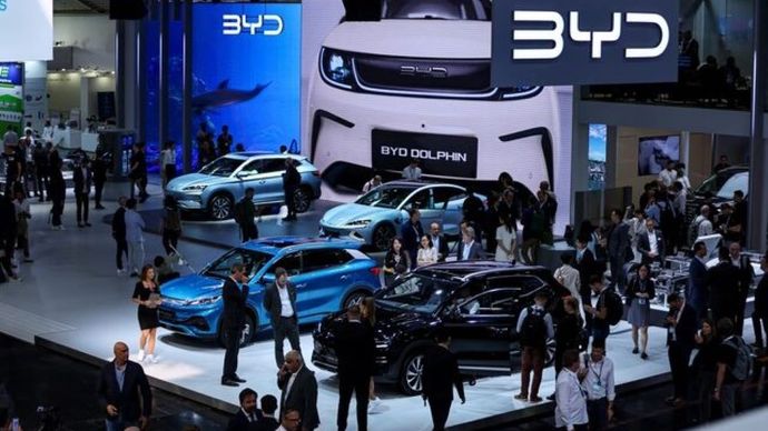 Pengunjung menyaksikan model kendaraan listrik BYD dari produsen mobil China, menjelang pembukaan resmi Munich Auto Show IAA Mobility 2023, di Munich, Jerman, 4 September 2023. (Foto: Leonhard Simon/Reuters)