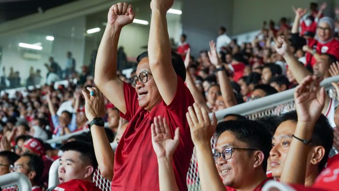 Calon Gubernur Jakarta Pramono Anung menyaksikan langsung pertandingan kualifikasi piala dunia sepakbola antara Indonesia melawan Australia di Stadion Utama Gelora Bung Karno, Jakarta, Selasa (10/9/2024).