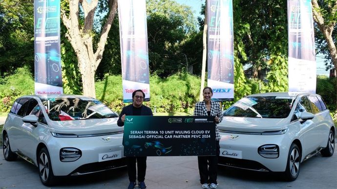 Sebanyak 10 unit medium hatchback EV Wuling yang bertugas di Periklindo Electric Vehicle Conference (PEVC) 2024, di InterContinental Resort, Bali. (Foto: Istimewa/Wuling)