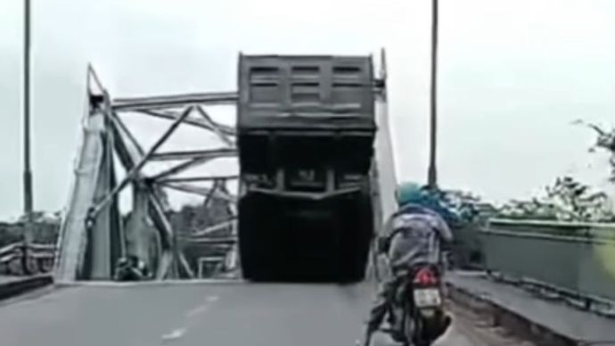 Truk masuk sungai usai jembatan runtuh