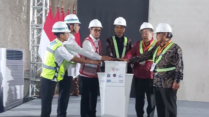 Presiden Joko Widodo memencet tombol sirine tanda pencangan proyek pembangunan Fase 1 Mass Rapid Transit (MRT) Jakarta Lintas Timur-Barat, yaitu dari Medan Satria Kota Bekasi ke Tomang Jakarta Barat, sepanjang 24,5 km di Jakarta, Rabu (11/9/2024). <b>(Dok.Antara)</b>