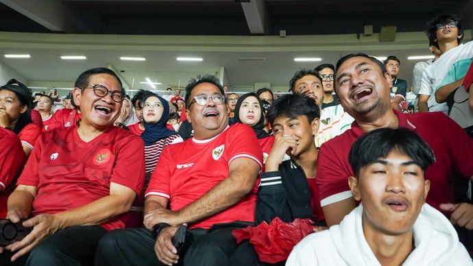 Pramono Anung dan Rano Karno enyaksikan langsung pertandingan kualifikasi piala dunia sepakbola antara Indonesia melawan Australia di Stadion Utama Gelora Bung Karno, Jakarta, Selasa (10/9/2024). <b>(Dok.Istimewa)</b>