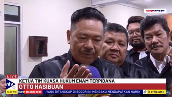 Ketua Tim Kuasa Hukum Terpidana Kasus Vina, Otto Hasibuan saat diwawancara oleh jurnalis NusantaraTV di PN Cirebon, Jawa Barat/tangkapan layar NTV