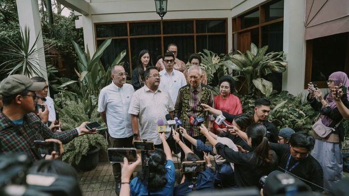 Bakal calon wakil gubernur Jakarta Rano Karno (Bang Doel) menemui Putra sulung Bung Karno, Guntur Soekarnoputra di kediamannya di kawasan Kemang, Jakarta Selatan, Kamis (12/9/2024).