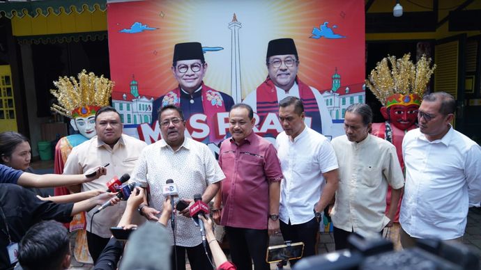 Rano Karno atau biasa disapa 'Bang Doel' menerima kunjungan Ketua Forum Komunikasi Anak Betawi (Forkabi) Abdul Ghoni di Warung Garasi Si Doel, Karang Asri, Lebak Bulus, Jakarta Selatan, Kamis (12/9/2024).