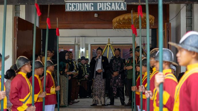 pelestarian adat budaya bangsa melalui Karaton Sumedang Larang&rdquo;