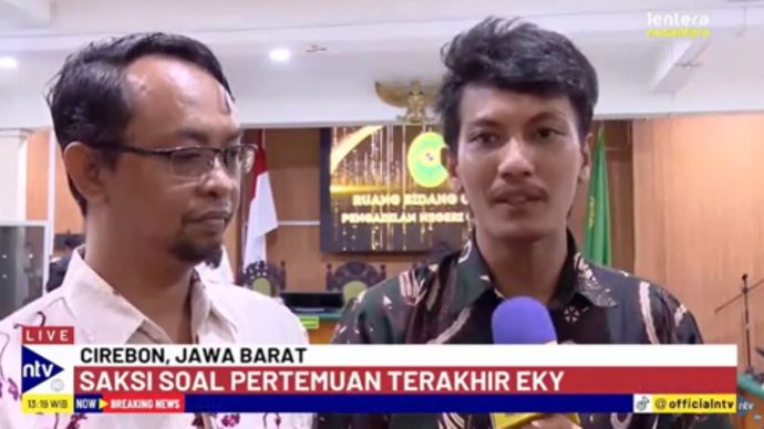 Saksi Arta (kanan) rekan korban Eky disampingi kuasa hukumnya, Reno saat diwawancara jurnalis NusantaraTV/tangkapan layar NTV