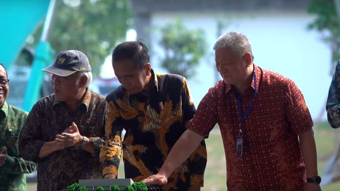 Presiden Jokowi meletakkan batu pertama atau groundbreaking Mall Duty Free Nusantara di Ibu Kota Nusantara (IKN), Kalimantan Timur (Kaltim)