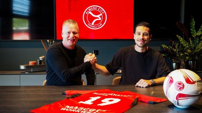 Pemain Timnas Indonesia, Thom Haye resmi berseragam Almere City FC.