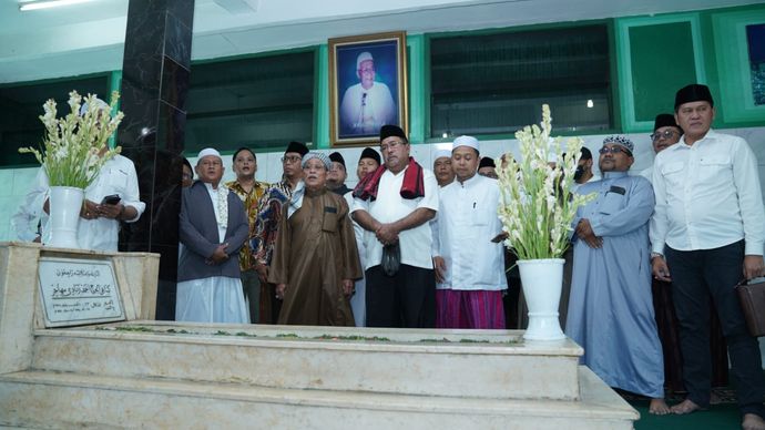 Bakal calon wakil gubernur Jakarta Rano Karno atau biasa disapa 'Bang Doel' melakukan silaturahim ke ziarah makam ke KH. Buya Zayadi yang berada di Jalan Madrasah, Klender, Duren Sawit, Jakarta Timur, Jumat (13/9/2024). 