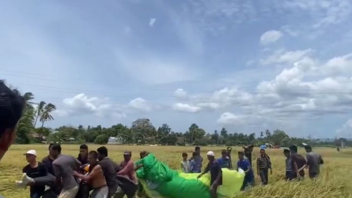 Salah satu peserta terjun payung di Pekan Olahraga Nasional (PON) XXI mengalami kecelakaan di Gampong Lamdaya, Kecamatan Ingin Jaya, Aceh Besar.