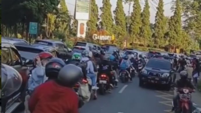 Kemacetan di kawasan Puncak Bogor, pada Senin, (16/9/2024) pagi.