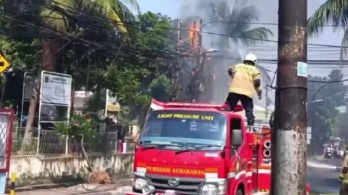 Kebaaran kabel listrik di Ciracas, Jakarta Timur.