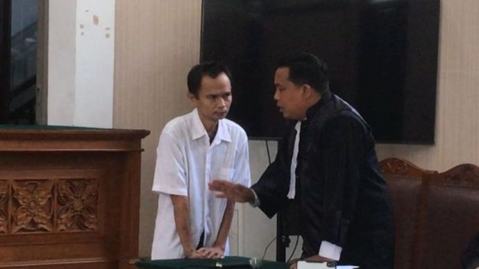 Panca Darmansyah (kemeja putih) berdiskusi dengan kuasa hukumnya atas vonis mati dalam kasus pembunuhan empat anak kandung di PN Jakarta Selatan, Selasa (17/9/2024).