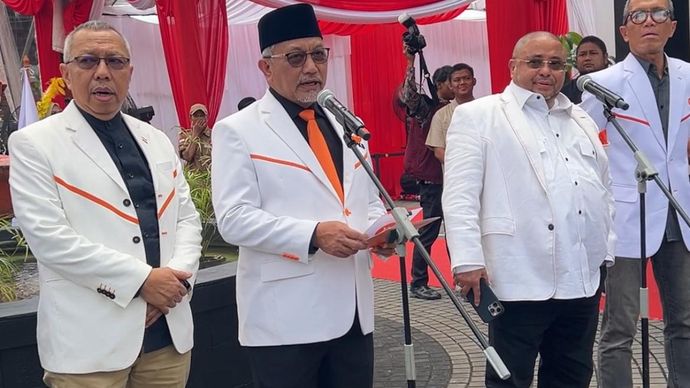 Presiden PKS yang juga bakal calon gubernur Jabar, Ahmad Syaikhu (kedua dari kiri). 