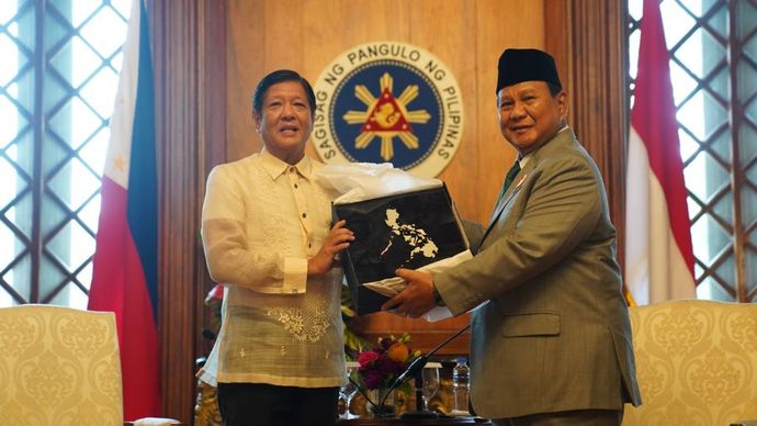 Menteri Pertahanan RI yang sekaligus presiden terpilih, Prabowo Subianto melakukan kunjungan kerja (kunker) ke Filipina dan bertemu dengan Presiden Filipina Ferdinand Romualdez Marcos Jr., di Istana Malacanang, Manila, Jumat (20/9). 