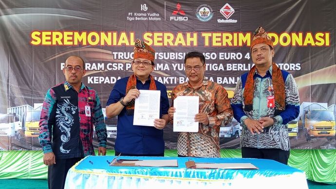 Hadir dalam seremonial donasi Mitsubishi Fuso Canter Euro 4 ke SMK Bhakti Bangsa Banjarbaru, H. Muhammad Aditya Mufti Ariffin selaku Wali Kota Banjarbaru dan Rudy Lim selaku Business Manager PT Barito Berlian Motor beserta jajaran. (Foto: Istimewa)