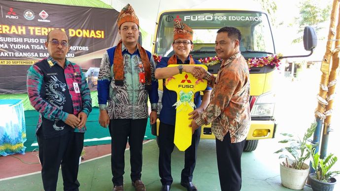 Prasetio Hartono, Director of Administration &amp; HR Division PT KTB secara simbolis menyerahkan donasi Mitsubishi Fuso Canter Euro 4 kepada Mahyudin Budhi Saputra selaku Kepala SMK Bhakti Bangsa Banjarbaru. (Foto: Istimewa)