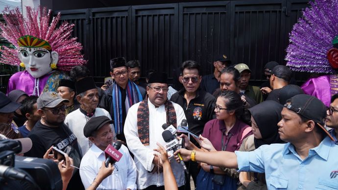 Bakal calon wakil gubernur Jakarta Rano Karno atau biasa disapa 'Bang Doel' melakukan kunjungan silaturahmi ke Perguruan Silat Pusaka Djakarta di Manggarai Selatan, Tebet, Jakarta Selatan, Jumat (20/9/2024).  <b>(Dok.Istimewa)</b>