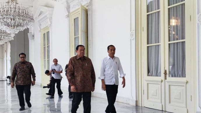 Presiden RI Joko Widodo dan Presiden Ke-6 RI Susilo Bambang Yudhoyono berjalan bersama di beranda Istana Merdeka, Jakarta, Sabtu (21/9/2024).