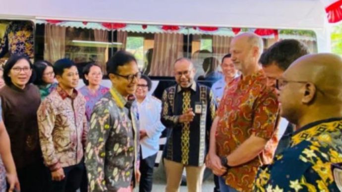 Menteri Kesehatan Budi Gunadi Sadikin dan Pj. Gubernur Papua Ribka Haluk disambut oleh Direktur &amp; Executive Vice President (EVP) Sustainable Development PTFI Claus Wamafma dan Senior Manajemen PTFI saat tiba di area Program Malaria Control PTFI, Rabu <b>(Dok.Istimewa)</b>