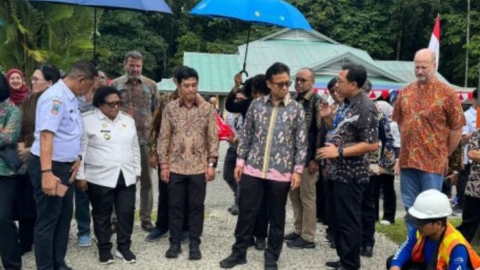 Menkes Budi Gunadi Sadikin menyaksikan cara kerja Program Pengendalian Malaria mengidentikasi jenis nyamuk di salah satu parit di area Kuala Kencana. 