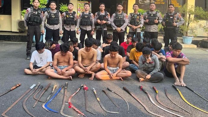 Dua puluh satu pelaku tawuran yang diamankan dekat lokasi penemuan tujuh mayat di Kali Bekasi. (Instagram) 