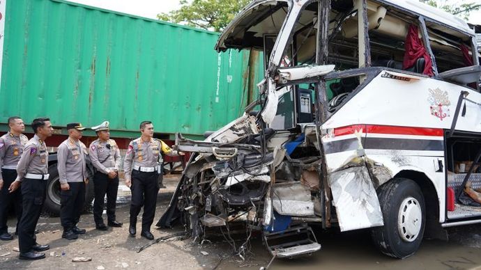 Dirlantas Polda Jateng Kombes Pol Sonny Irawan meninjau lokasi kecelakaan di Kecamatan Batangan, Kabupaten Pati, Jawa Tengah, Senin (23/9/2024).