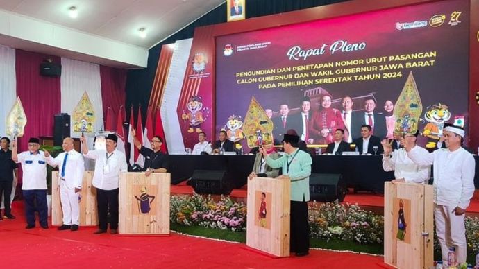 Empat paslon gubernur-wakil gubernur Jabar mengangkat hasil undian nomor urut dalam Pilkada 2024 di Aula KPU Jabar, Bandung, Senin (23/9/2024).