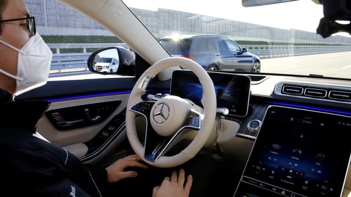 Seorang karyawan Daimler mendemonstrasikan sistem Drive Pilot Level 3 pada limusin Mercedes-Benz S-Class baru di pusat pengujian perusahaan, dekat Immendingen, Jerman, 14 Oktober 2020. (Foto: Dok/Arnd Wiegmann/Reuters)