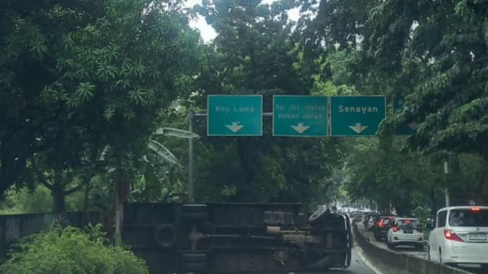 Truk terguling di jalan Simprug bikin macet