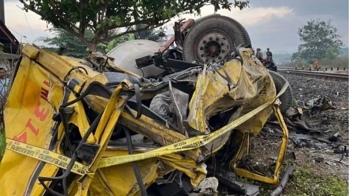 Sebuah truk mixer terlibat kecelakaan dengan Kereta Api Taksaka di jalan Sedayu, Bantul. 