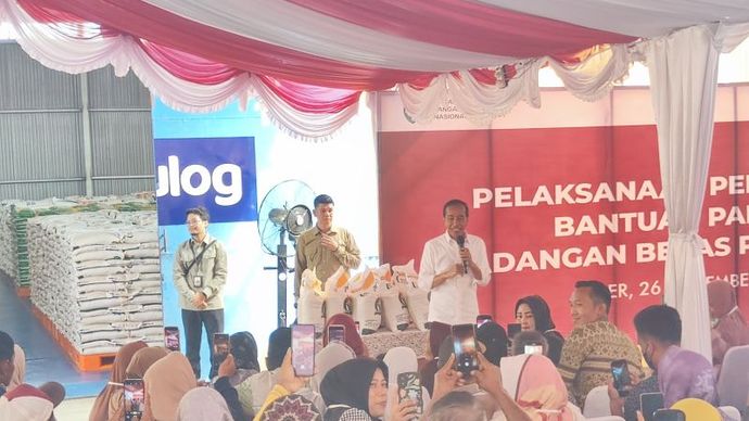 Presiden Joko Widodo menyerahkan bantuan pangan beras dan meninjau gudang Bulog di Kabupaten Paser, Kalimantan Timur, Kamis (26/9/2024).