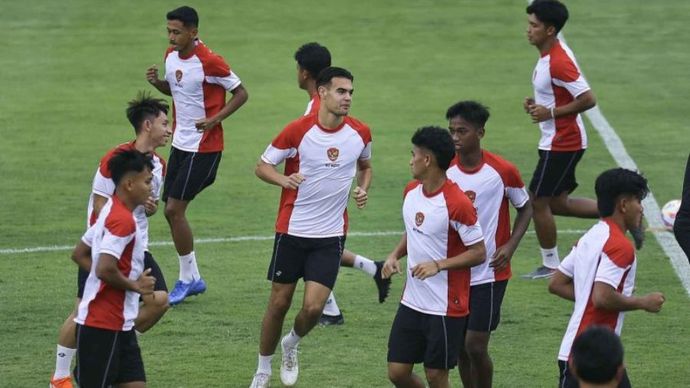 Pesepak bola Timnas Indonesia U-20 Jens Raven (tengah) bersama rekan-rekannya mengikuti sesi latihan resmi di Lapangan A Gelora Bung Karno, Senayan, Jakarta, Selasa (24/9/2024).